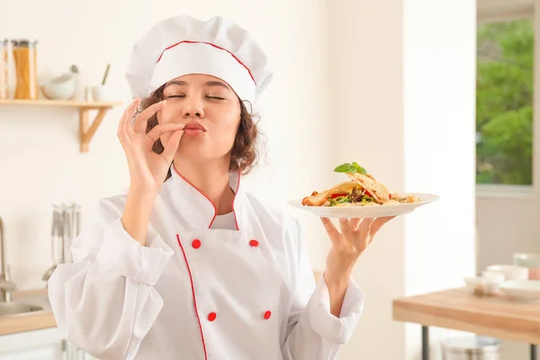 Female African American Chef Tasty Dish Kitchen — Stock Photo, Image
