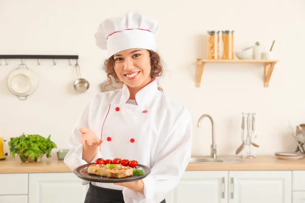 Female African American Chef Tasty Dish Kitchen — Stock Photo, Image