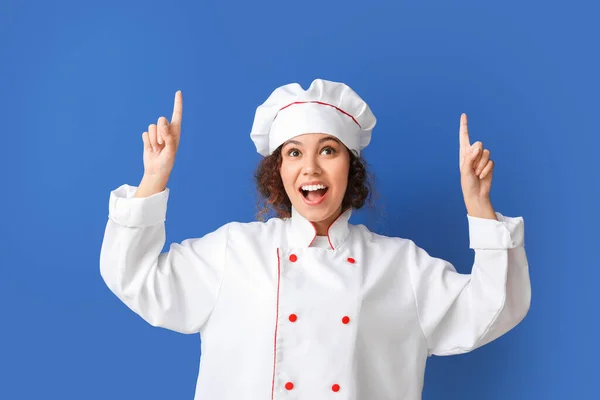 Chef Afroamericano Femenino Que Señala Algo Sobre Fondo Color — Foto de Stock