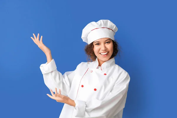 Female African American Chef Showing Something Color Background — Stock Photo, Image