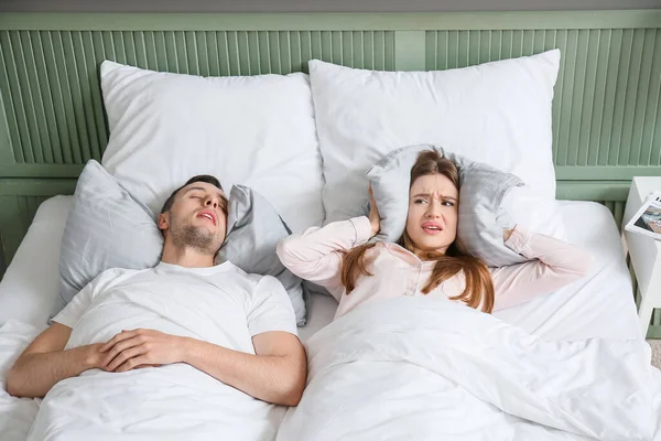 Young Irritated Woman Bed Snoring Husband — Stock Photo, Image