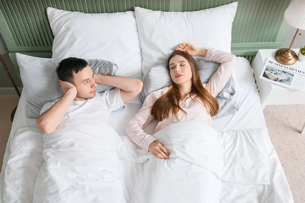 Young Irritated Man Bed Snoring Wife — Stock Photo, Image