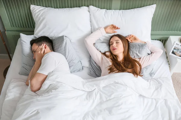 Young Irritated Man Bed Snoring Wife — Stock Photo, Image