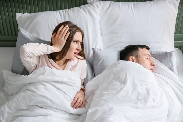 Young Irritated Woman Bed Snoring Husband — Stock Photo, Image