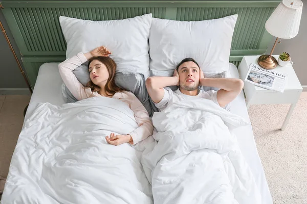 Young Irritated Man Bed Snoring Wife — Stock Photo, Image