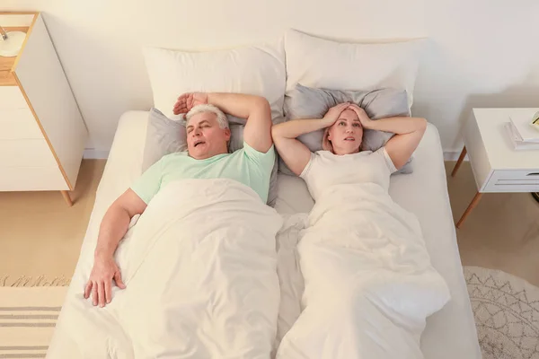 Mature Irritated Woman Bed Snoring Husband — Stock Photo, Image