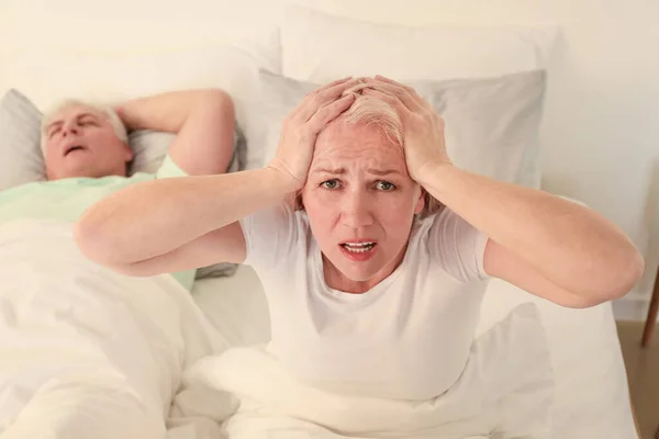 Mature Irritated Woman Bed Snoring Husband — Stock Photo, Image