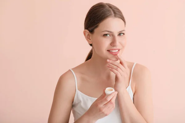 Mooie Jonge Vrouw Met Lip Balsem Kleur Achtergrond — Stockfoto