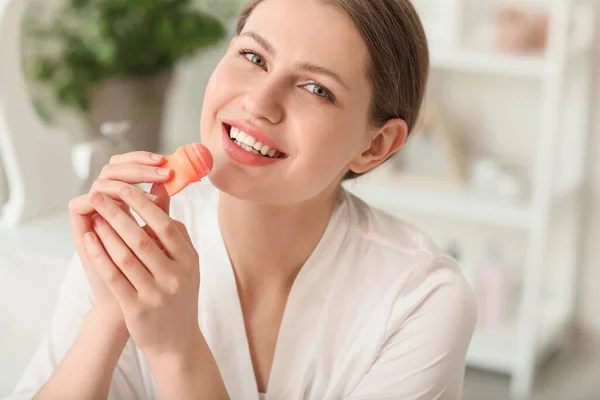 Mooie Jonge Vrouw Met Lippenbalsem Thuis — Stockfoto