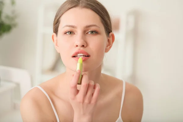 Mulher Bonita Com Bálsamo Labial Casa — Fotografia de Stock