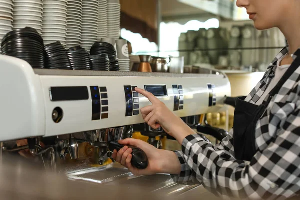 カフェでコーヒーを作る若いバリスタ — ストック写真