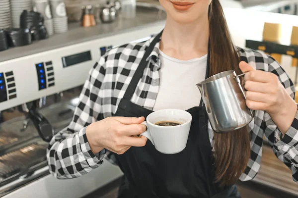 Jonge Vrouwelijke Barista Het Werk — Stockfoto