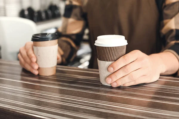 Νεαρό Αρσενικό Barista Καφέ Στο Καφέ Closeup — Φωτογραφία Αρχείου