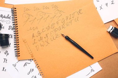 Not defteri, uçlu kalem ve mürekkeple kompozisyon