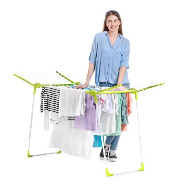 Kurutucuya temiz giysiler asan bir kadın.
