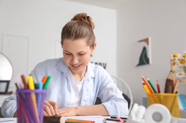 Evdeki genç kadın boyama resmi