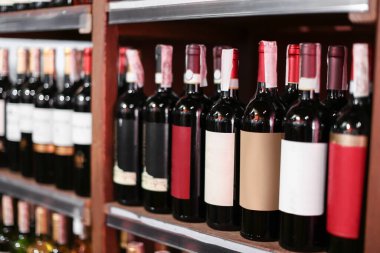 Dükkanda şarap şişeleri var.