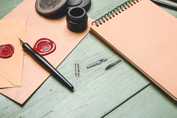 Cuaderno Pluma Sobres Tinta Sobre Mesa —  Fotos de Stock