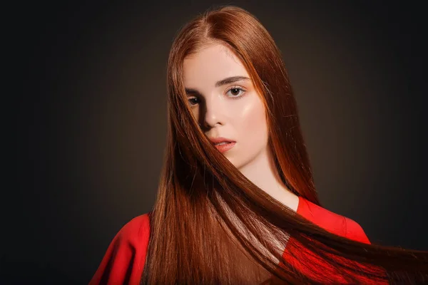 Mulher Ruiva Jovem Bonita Fundo Escuro — Fotografia de Stock