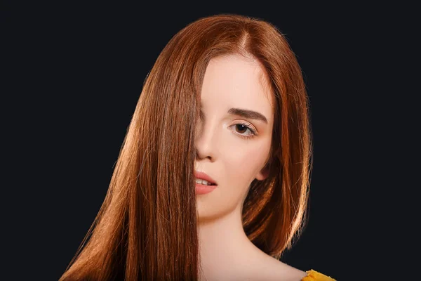 Mulher Ruiva Jovem Bonita Fundo Escuro — Fotografia de Stock