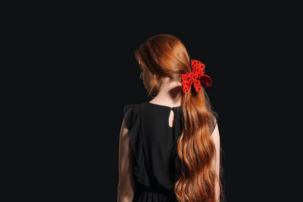 Όμορφη Νεαρή Κοκκινομάλλα Γυναίκα Σκούρο Φόντο Πίσω Όψη — Φωτογραφία Αρχείου