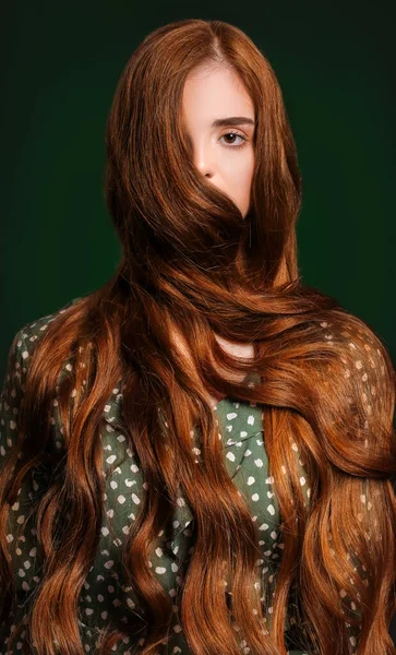 Hermosa Joven Pelirroja Sobre Fondo Oscuro — Foto de Stock