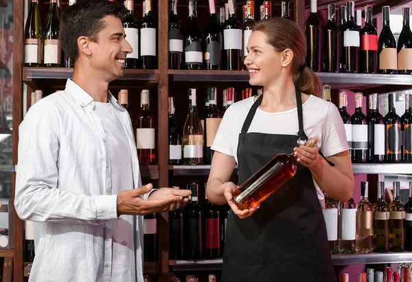 Female Seller Helping Man Choose Wine Store — Stock Photo, Image