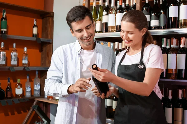 Female Seller Helping Man Choose Wine Store — Stock Photo, Image