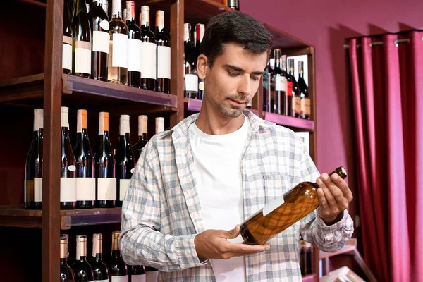 Homem Escolhendo Vinho Loja — Fotografia de Stock