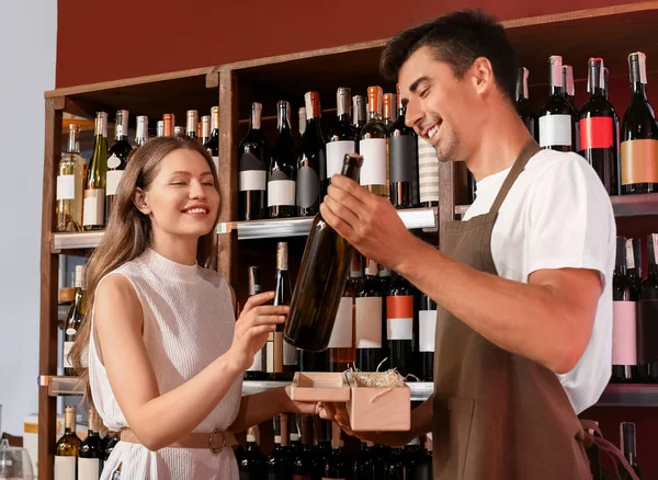 Male Seller Helping Woman Choose Wine Store — Stock Photo, Image