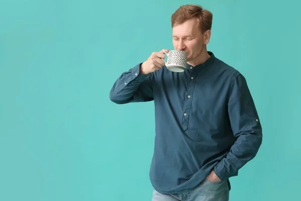 Bello Uomo Con Tazza Sfondo Colore — Foto Stock