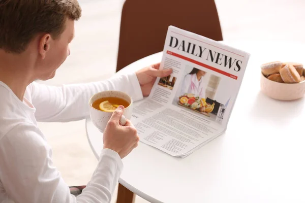 Bonito Homem Com Jornal Bebendo Chá Casa — Fotografia de Stock