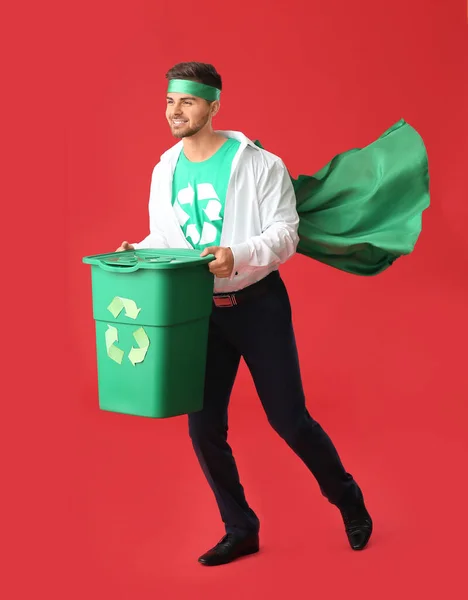 Hombre Vestido Como Eco Superhéroe Con Papelera Sobre Fondo Color —  Fotos de Stock