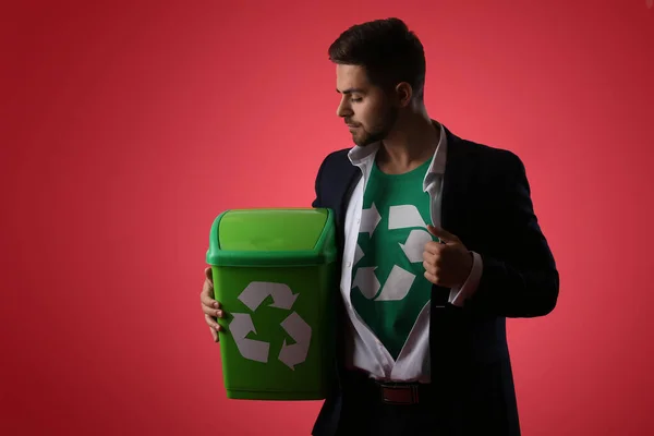 Homem Shirt Com Placa Reciclagem Lixeira Fundo Cor Conceito Ecologia — Fotografia de Stock