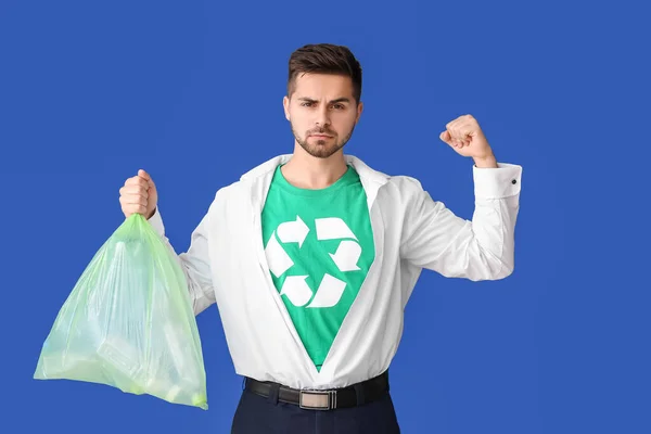 티셔츠를 재활용 사인을 배경에 쓰레기 가방을 생태학적 — 스톡 사진