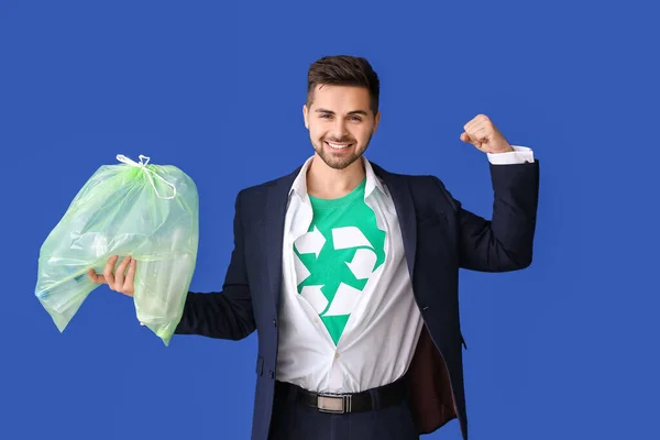 Homem Shirt Com Placa Reciclagem Saco Lixo Fundo Cor Conceito — Fotografia de Stock