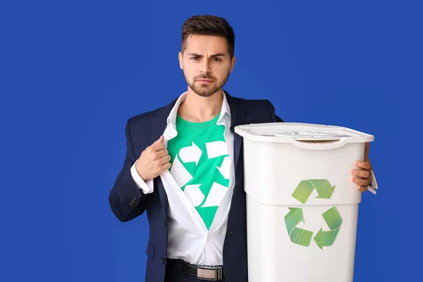 Man Shirt Recycling Sign Trash Bin Color Background Ecology Concept — Stock Photo, Image