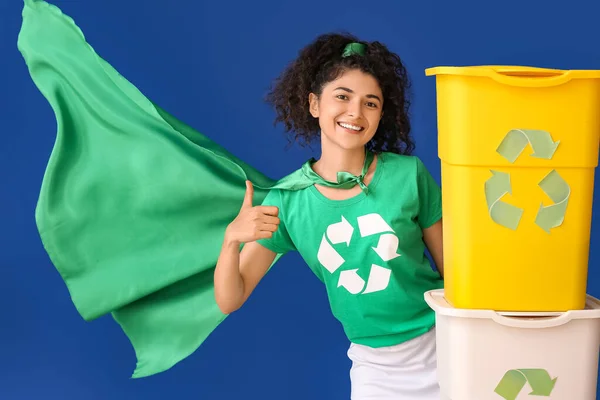 Mulher Vestida Eco Super Herói Com Caixotes Lixo Mostrando Gesto — Fotografia de Stock