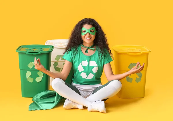 Meditar Mulher Vestida Eco Super Herói Com Caixotes Lixo Fundo — Fotografia de Stock