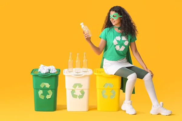 Mujer Vestida Como Eco Superhéroe Con Papeleras Sobre Fondo Color —  Fotos de Stock