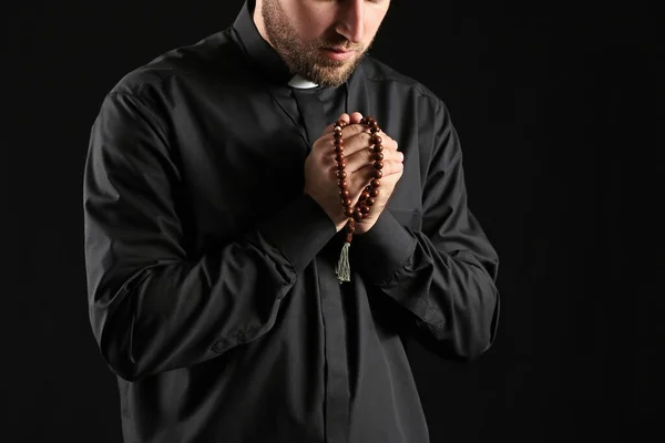 Молодой Священник Молится Богу Тёмном Фоне — стоковое фото