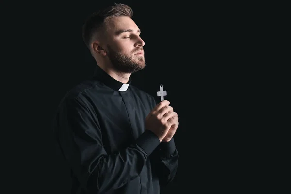 Junger Priester Betet Vor Dunklem Hintergrund Gott — Stockfoto