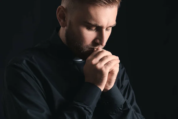 Νεαρός Ιερέας Προσεύχεται Στο Θεό Σκοτεινό Φόντο — Φωτογραφία Αρχείου