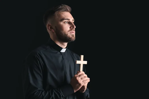 Joven Sacerdote Rezando Dios Sobre Fondo Oscuro — Foto de Stock