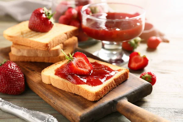 Pain Avec Confiture Fraises Savoureuse Sur Table — Photo