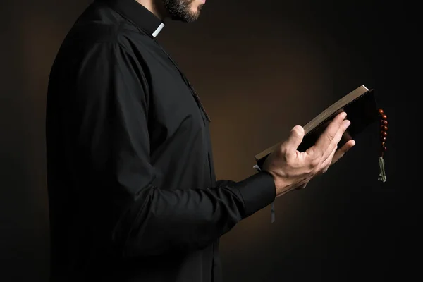 Hermoso Sacerdote Con Biblia Sobre Fondo Oscuro — Foto de Stock