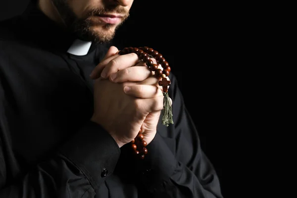 Schöner Betender Priester Auf Dunklem Hintergrund — Stockfoto