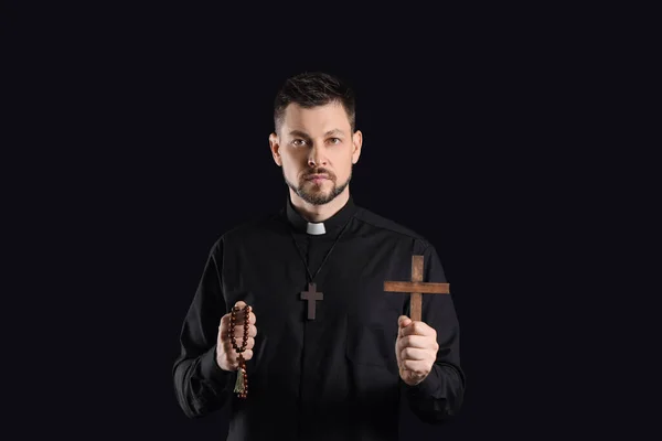 Schöner Priester Mit Kreuz Und Rosenkranz Auf Dunklem Hintergrund — Stockfoto