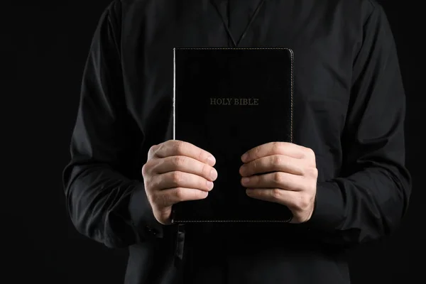 Hermoso Sacerdote Con Biblia Sobre Fondo Oscuro — Foto de Stock