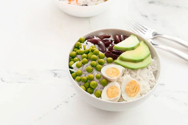 おいしいご飯 アボカドと卵をテーブルの上にボウル — ストック写真